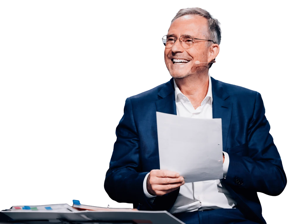 Bodo Schäfer live und lachend während eines Vortrags
